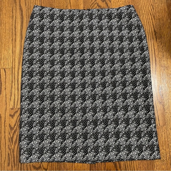 Talbots Geometric Black/White Pencil Skirt Size 8 - Picture 1 of 8